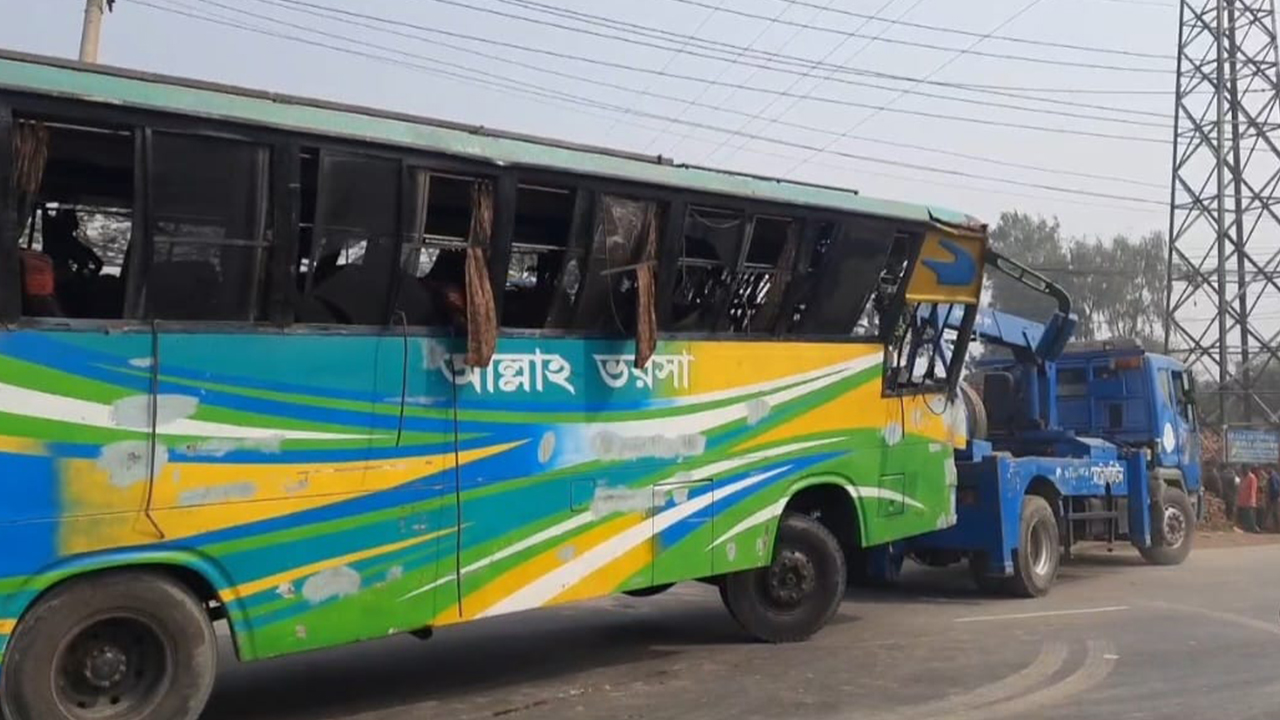 গাজীপুর ঢাকা-টাঙ্গাইল মহাসড়কে ব্রিজে দুর্ঘটনাকবলিত বাস। ছবি : কালবেলা