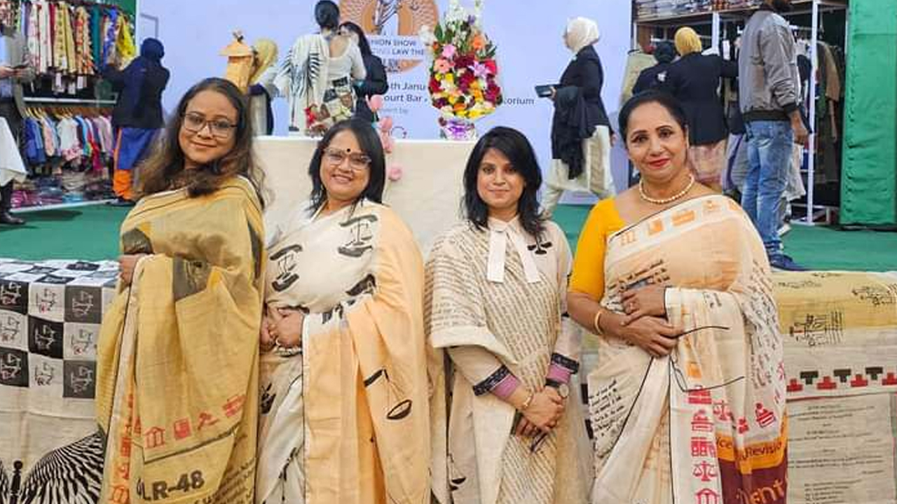 আইনজীবী মাসুমা মিথিলার ব্যতিক্রমধর্মী পোশাক প্রদর্শনী। ছবি : কালবেলা