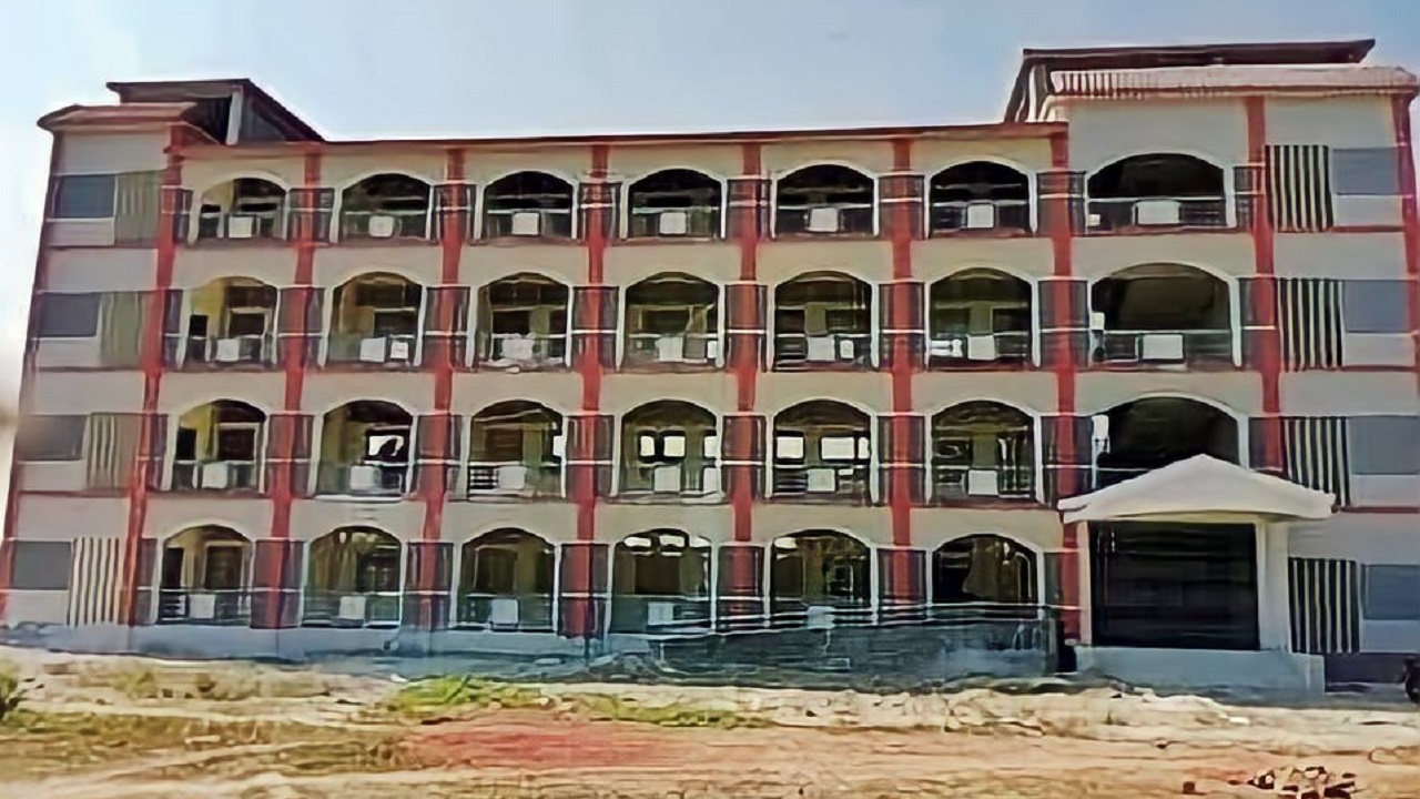 দিনাজপুরের খানসামার দক্ষিণ গাড়পাড়া উচ্চ বিদ্যালয়ের স্কুল ভবন। ছবি : কালবেলা