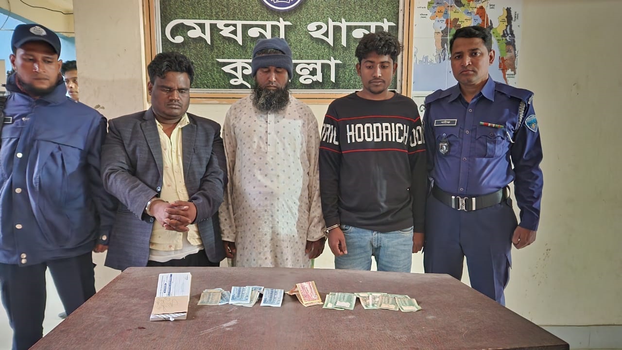 চাঁদাবাজিকালে ৩ জনকে গ্রেপ্তার করা হয়। ছবি : কালবেলা