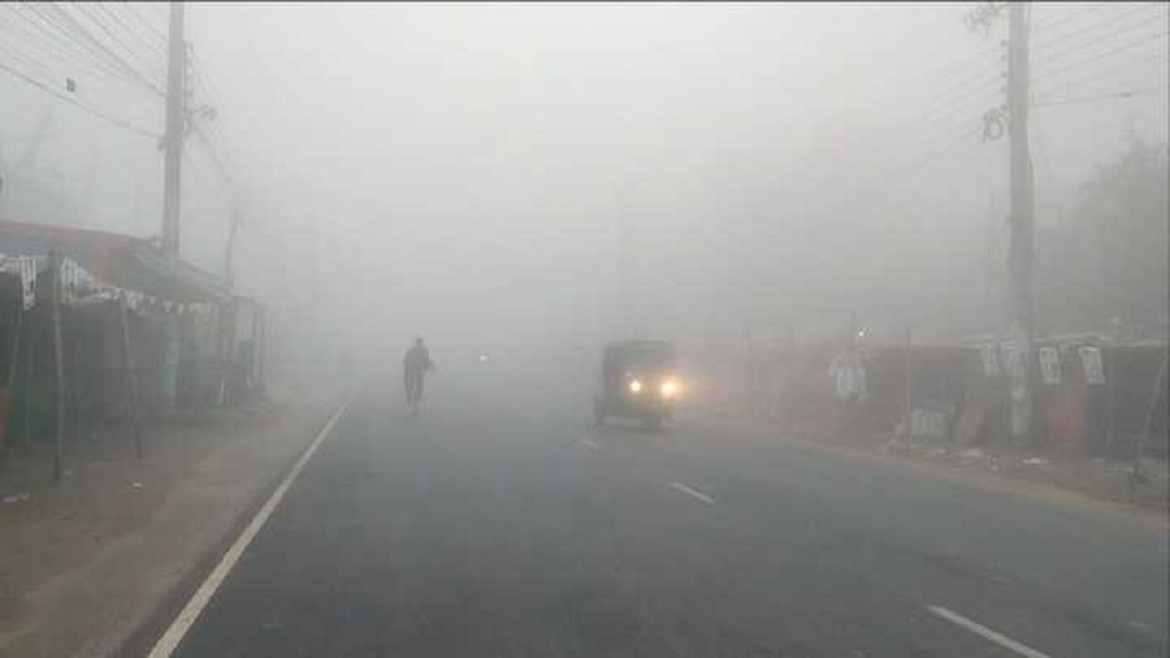 তীব্র কুয়াশায় দিনেও হেডলাইত জ্বালিয়ে চলছে যানবাহন। ছবি : কালবেলা
