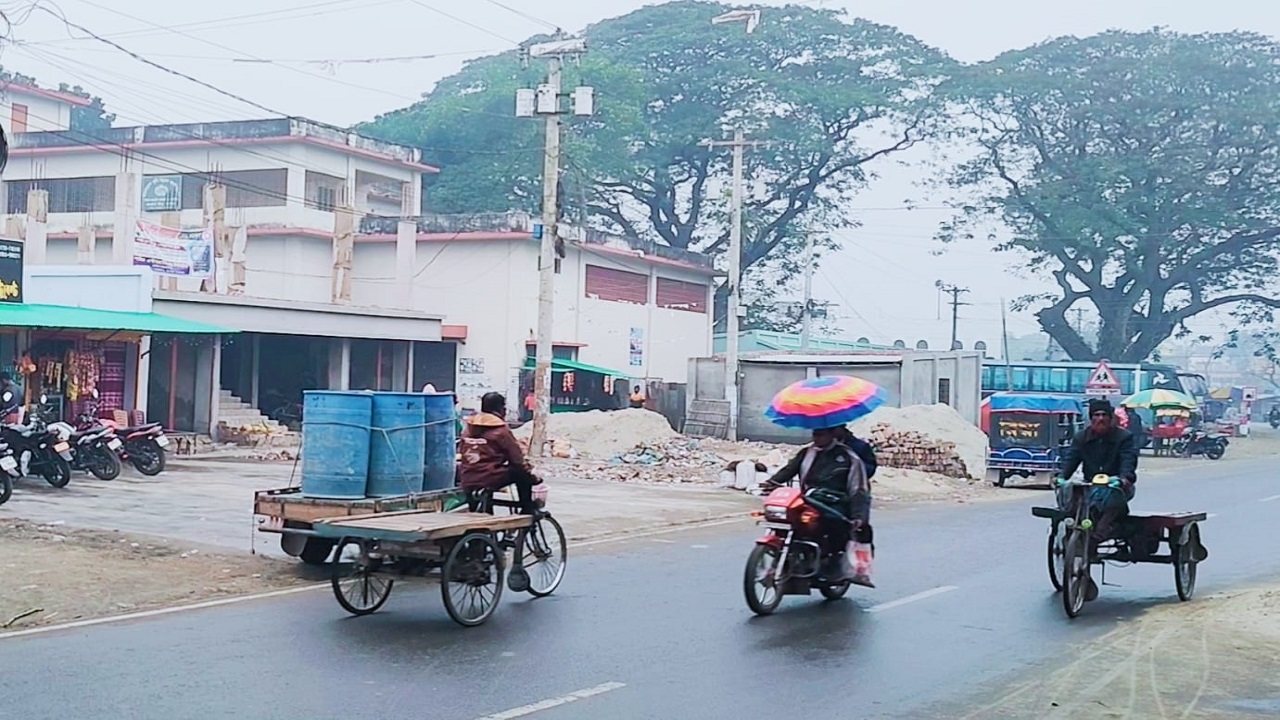 বুধবার বিকেল থেকে জেলায় গুঁড়ি গুঁড়ি বৃষ্টি শুরু হয়। ছবি : কালবেলা