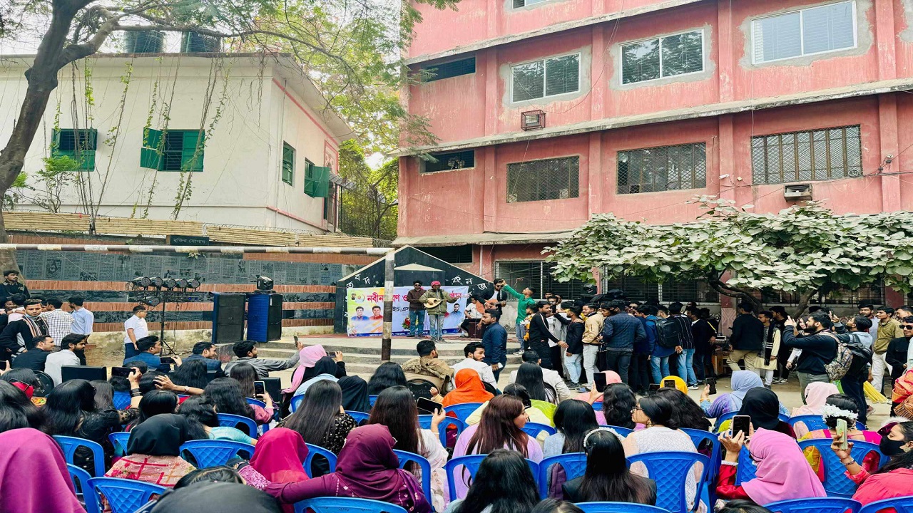 শিক্ষার্থীদের নবীনবরণ উপলক্ষে দিনব্যাপী সাংস্কৃতিক অনুষ্ঠানের নামে চলে শহীদ মিনারে জুতা পায়ে উচ্চস্বরে হিন্দি ডিজে গানের সাথে নাচ। ছবি : কালবেলা