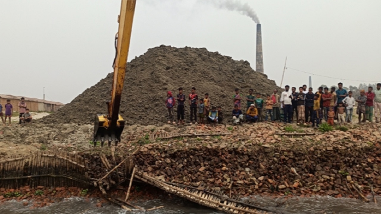 ধলেশ্বরী নদী দখল করে গড়ে উঠা ইটভাটার বাঁশের পাইলিংসহ ৪১টি অবৈধ স্থাপনা উচ্ছেদ করেছে বিআইডব্লিউটিএ নারায়ণগঞ্জ নদী বন্দর কর্তৃপক্ষ। ছবি : কালবেলা