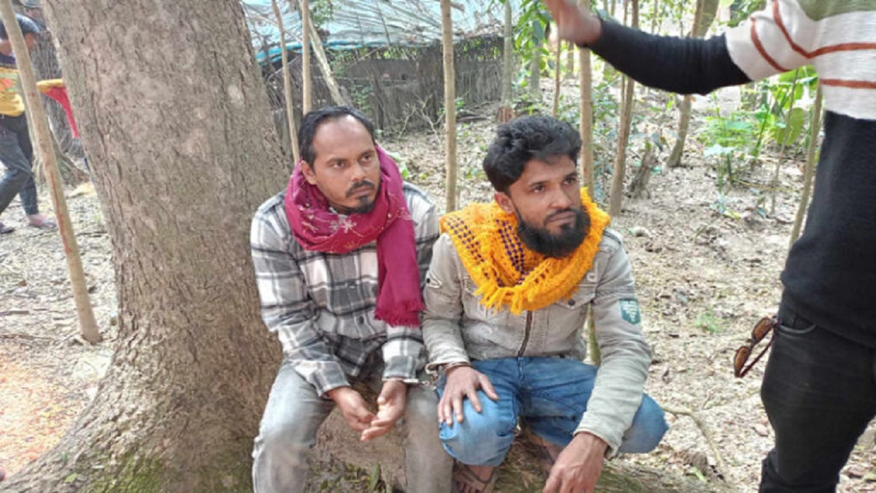 মন্দির ভেঙে পাথর চুরির সময় জনতার হাতে আটক চোরচক্রের দুই সদস্য। ছবি : কালবেলা