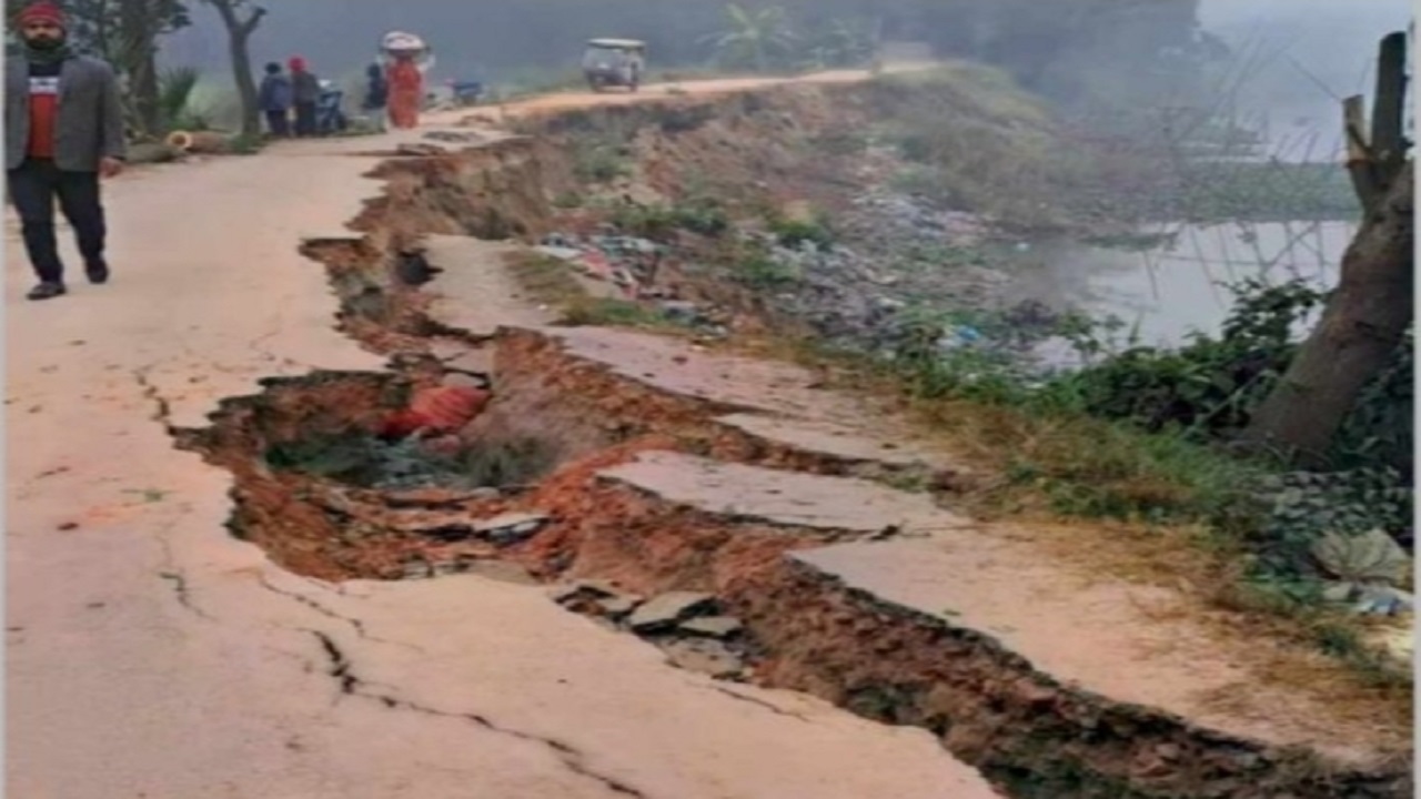 জীবনের ঝুঁকি নিয়ে প্রতিদিন কয়েক হাজার মানুষ এই সড়ক দিয়ে চলাচল করছেন। ছবি : কালবেলা