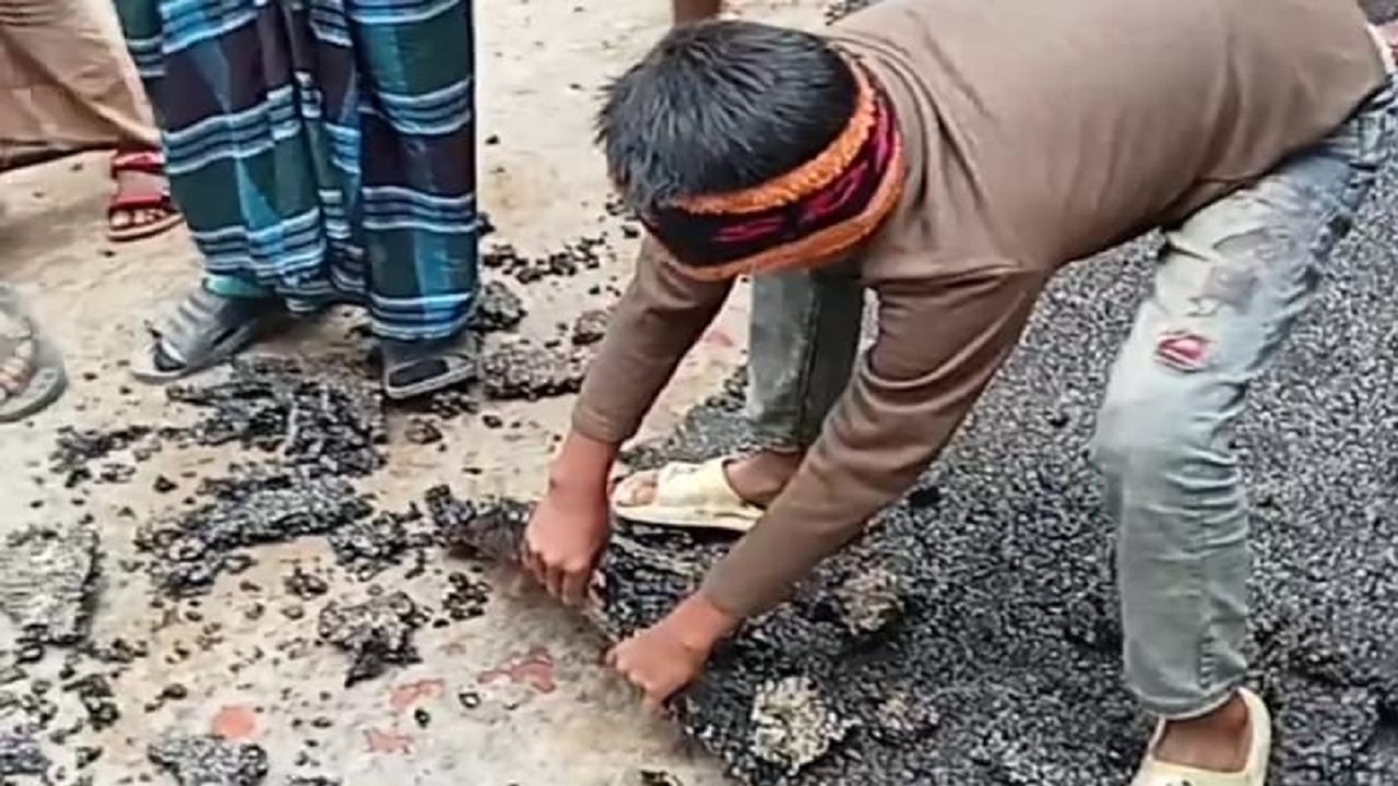 সড়কে নিম্ন মানের কার্পেটিং। ছবি : কালবেলা