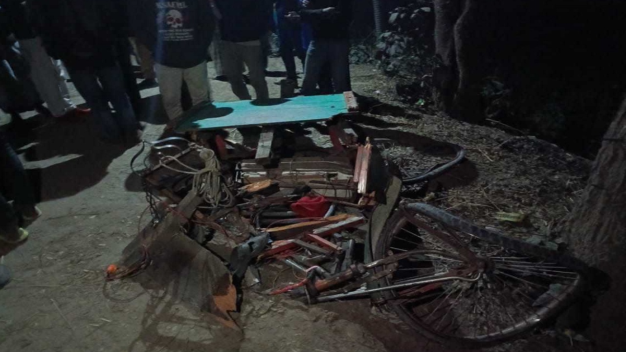 দুর্ঘটনায় দুমড়েমুচড়ে যাওয়া অটোভ্যান। ছবি : কালবেলা