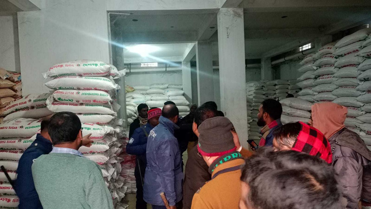 নওগাঁয় অবৈধভাবে মজুতকৃত গোডাউনে অভিযান। ছবি : কালবেলা