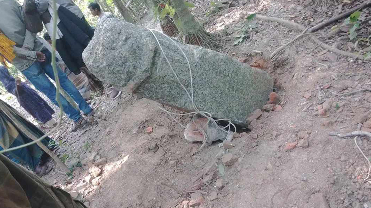 বরিশাল জেলার বাকেরগঞ্জ উপজেলার রঙ্গশ্রী ইউনিয়নের নন্দপাড়া গ্রামে শীতলা মন্দির থেকে বিগ্রহ (প্রতিমা-মূর্তি) চুরির চেষ্টা। ছবি : কালবেলা