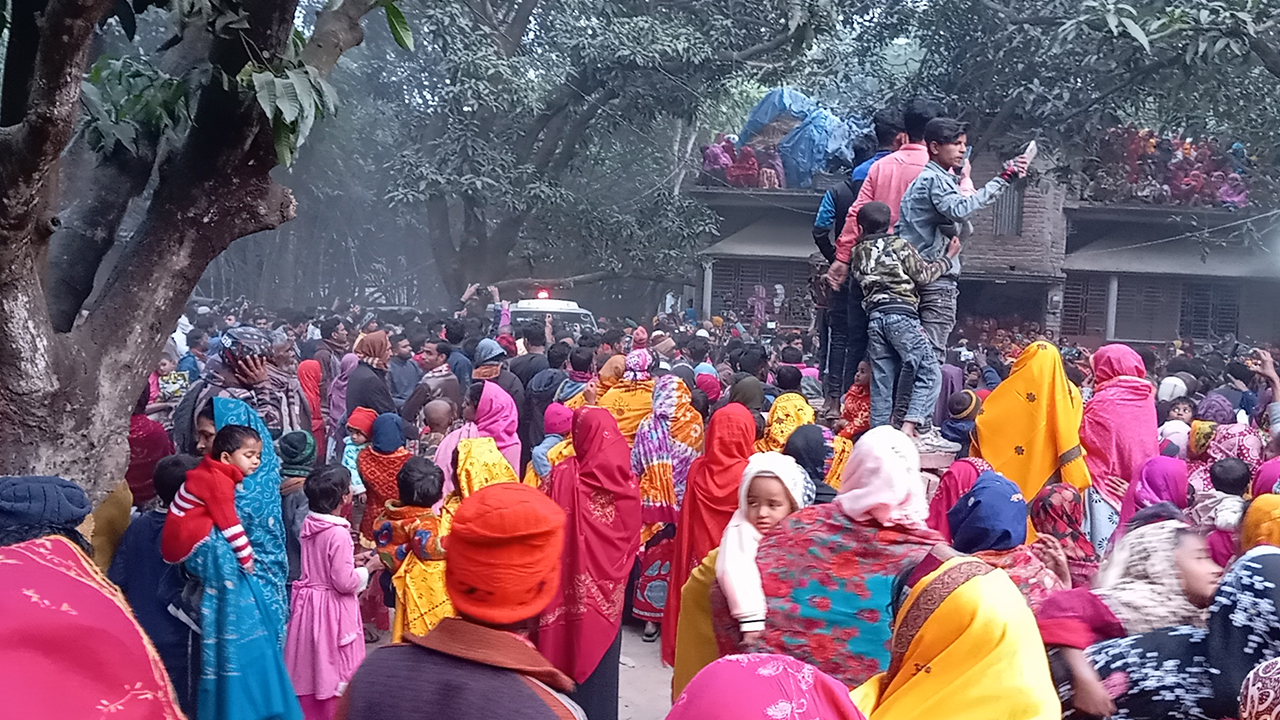 চাঁপাইনবাবগঞ্জের শিবগঞ্জ উপজেলার শ্যামপুর গ্রামে নিহত বিজিবি সদস্যের লাশ দেখতে মানুষের ভিড় জমে যায়। ছবি : কালবেলা