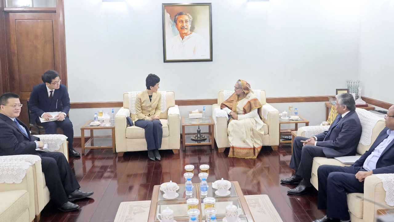 প্রধানমন্ত্রীর সঙ্গে সাক্ষাৎ করেছেন চীনের প্রতিনিধি দল। ছবি : সংগৃহীত