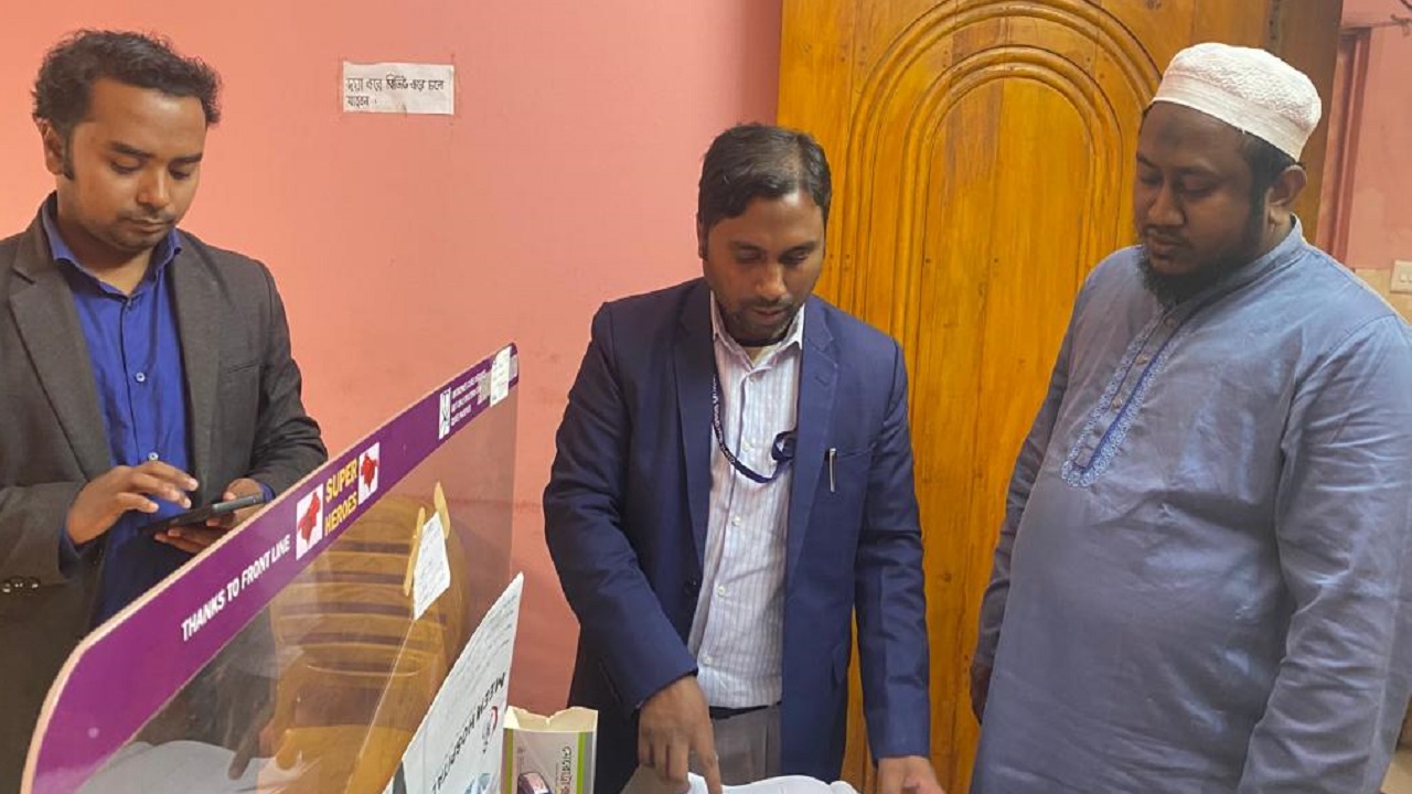 কুমিল্লায় অবৈধ ক্লিনিকে অভিযান চালায় স্থানীয় প্রশাসন। ছবি : কালবেলা