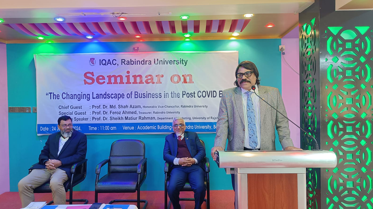 রবীন্দ্র বিশ্ববিদ্যালয়ে ‘কোভিড পরবর্তী ব্যবসায়িক অবস্থা’ শীর্ষক সেমিনারে বক্তব্য রাখছেন উপাচার্য প্রফেসর ড. মো. শাহ্ আজম। ছবি : কালবেলা