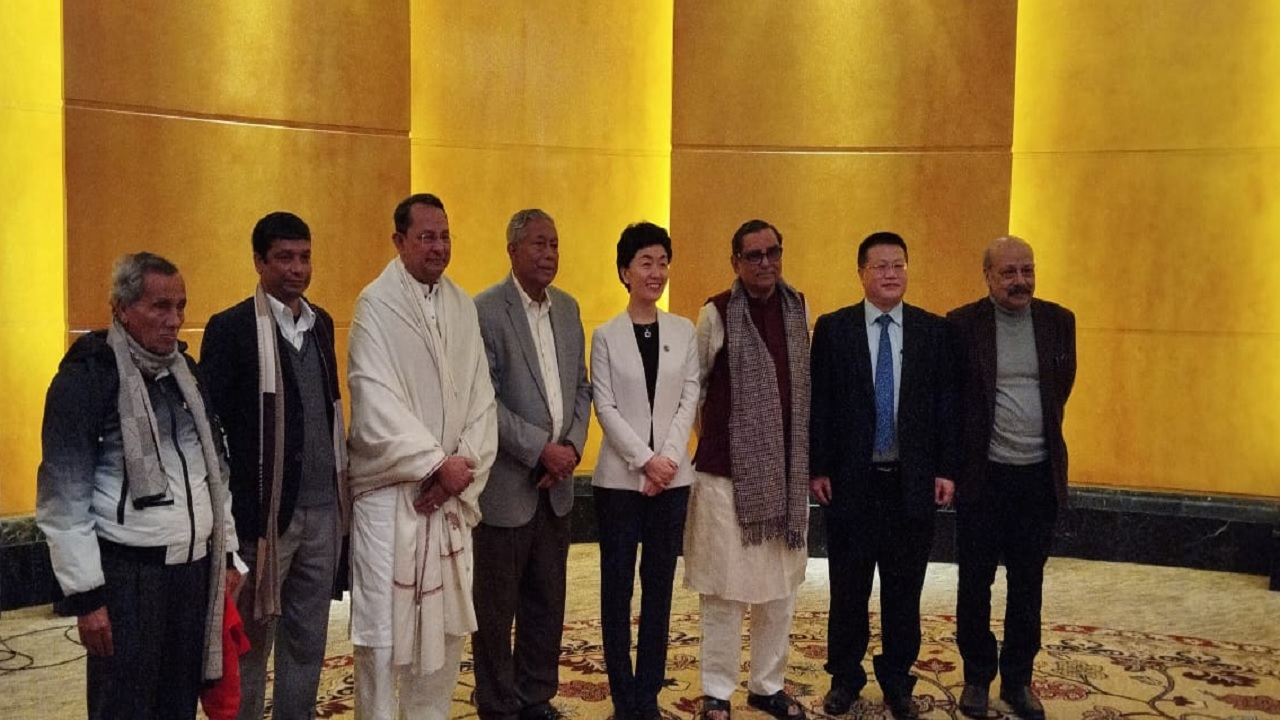 চীনা কমিউনিস্ট পার্টির আন্তর্জাতিক বিভাগের ভাইস-মিনিস্টার মিজ্ সান হাইয়ানের সাথে বৈঠক করেছেন দেশের বামপন্থি রাজনৈতিক দলের নেতারা। ছবি : কালবেলা