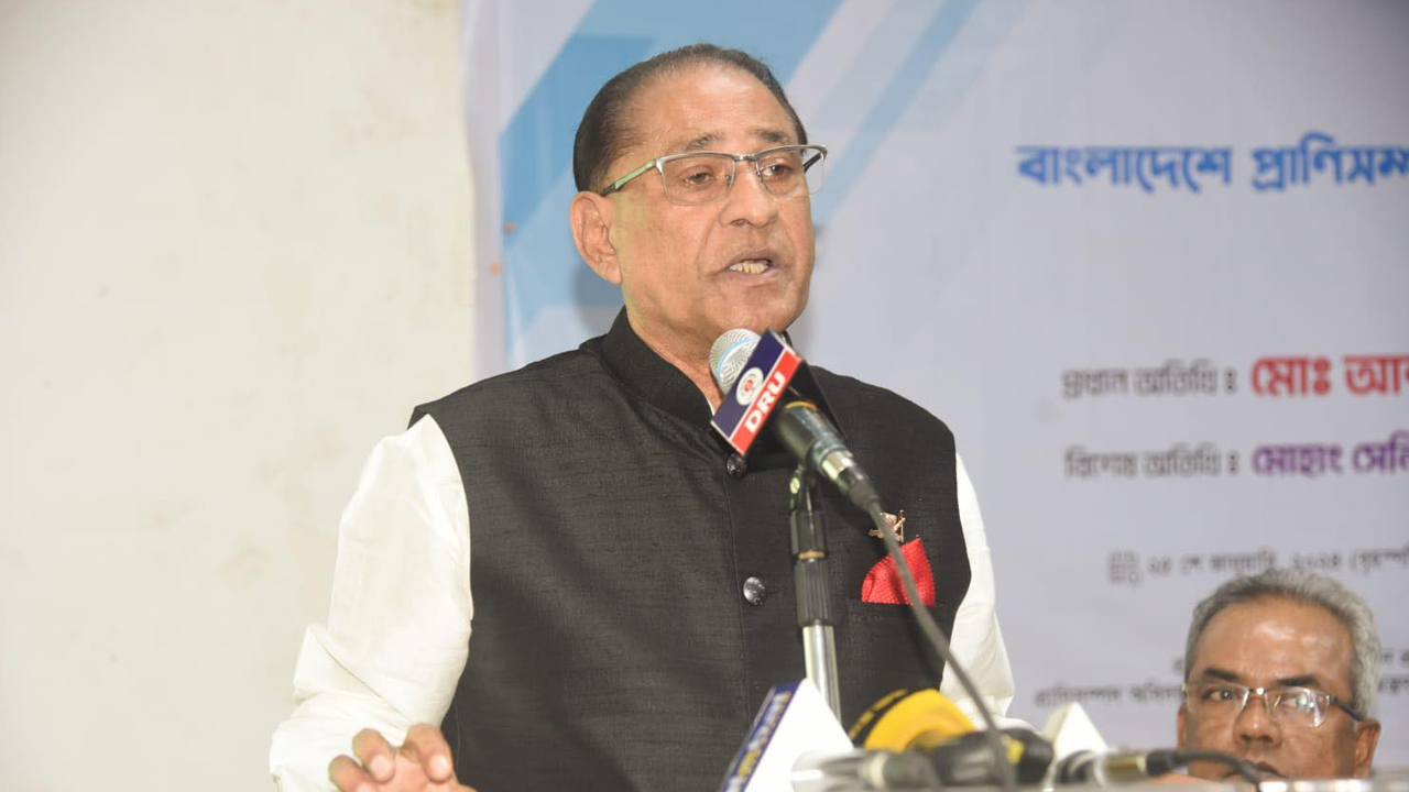ঢাকা রিপোর্টার্স ইউনিটির নসরুল হামিদ মিলনায়তনে মৎস্য ও প্রাণিসম্পদ মন্ত্রী মো. আব্দুর রহমান। ছবি : কালবেলা