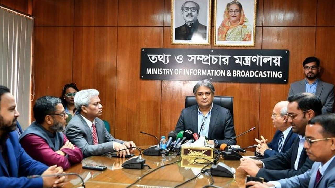 সচিবালয়ে তথ্য ও সম্প্রচার মন্ত্রণালয়ের সভাকক্ষে তথ্য প্রতিমন্ত্রী মোহাম্মদ আলী আরাফাত। ছবি : সংগৃহীত
