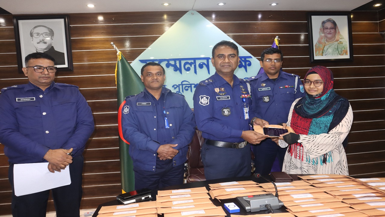 হারানো ফোন উদ্ধার করে প্রকৃত মালিককে বুঝিয়ে দিচ্ছে রাজবাড়ী জেলা পুলিশ। ছবি : কালবেলা