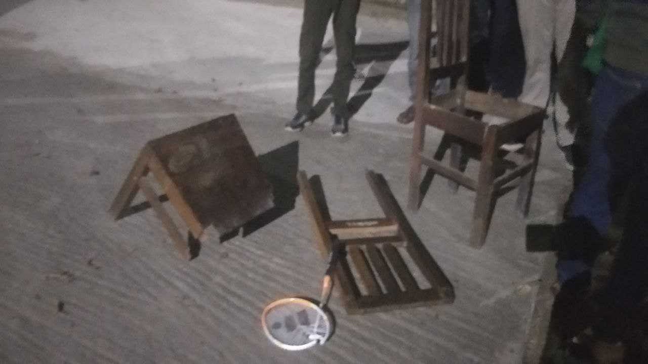 ভাঙচুরকৃত চেয়ার ও ব্যাট। ছবি : কালবেলা
