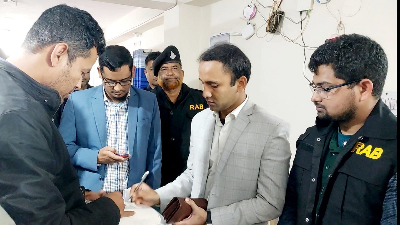 ঝিনাইদহে বিভিন্ন ক্লিনিক ও হাসপাতালে ভ্রাম্যমাণ আদালতের অভিযান। ছবি : কালবেলা