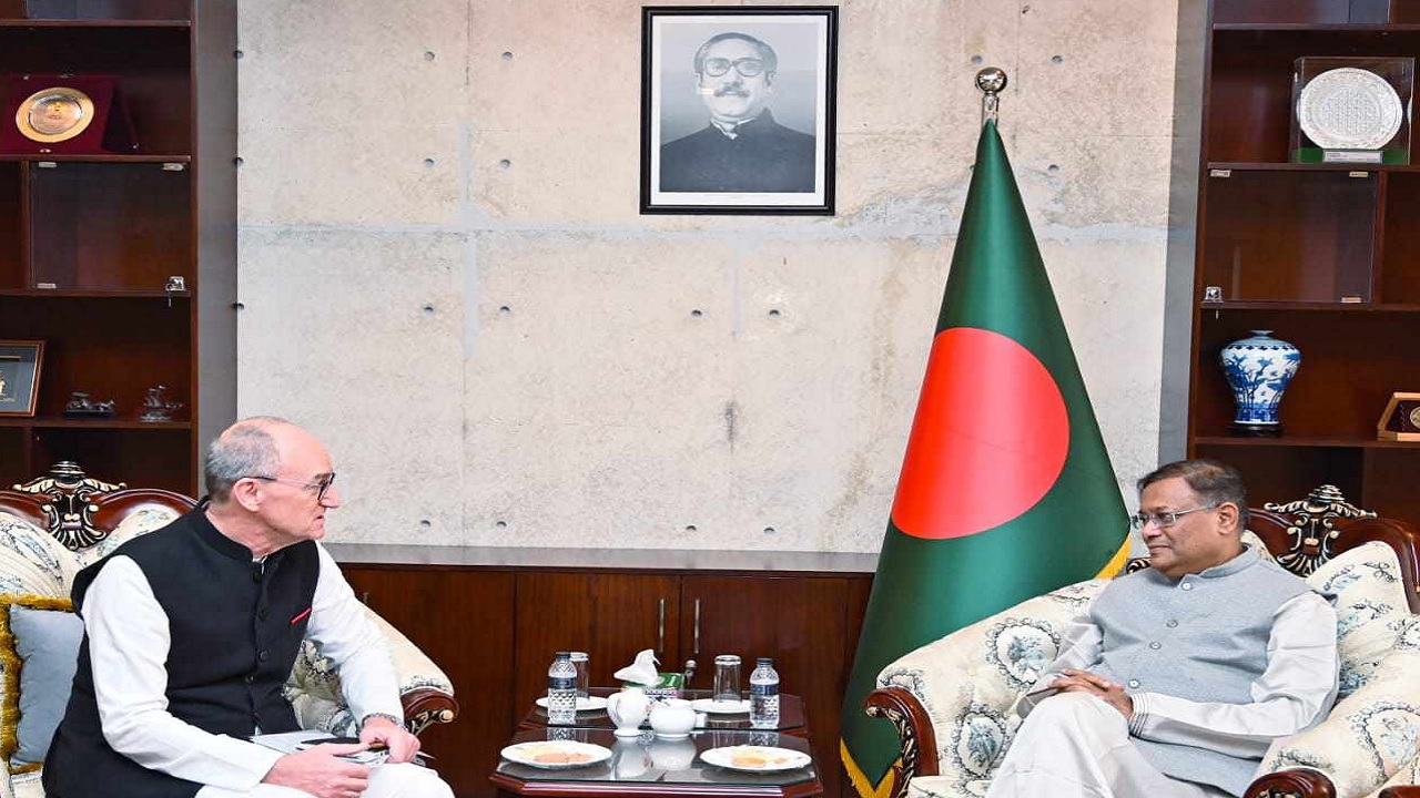 বৃহস্পতিবার পররাষ্ট্রমন্ত্রী ড. হাছান মাহমুদের সাথে সৌজন্য সাক্ষাৎ করেন ফ্রান্সের রাষ্ট্রদূত মেরি ম্যাসদুপুই এবং জার্মানির রাষ্ট্রদূত আখিম ট্রোস্টার। ছবি : কালবেলা