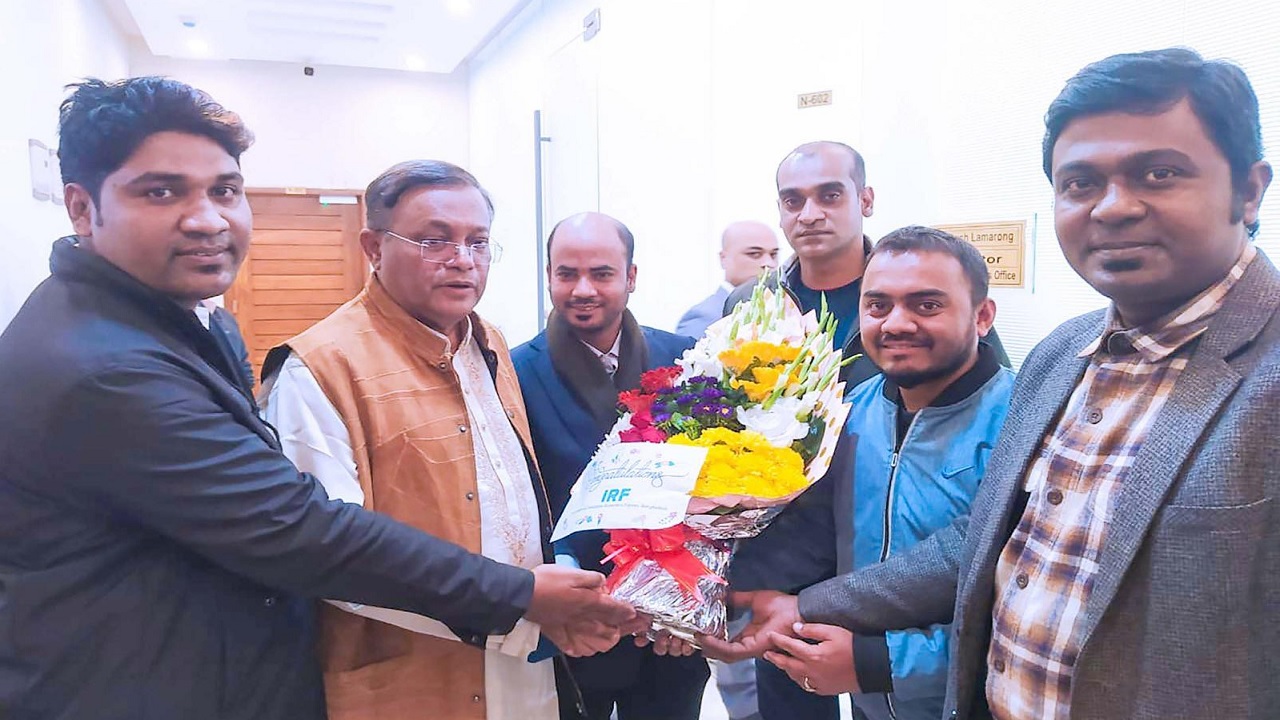 পররাষ্ট্রমন্ত্রীকে ফুল দিয়ে শুভেচ্ছা জানিয়েছে পেশাদার সাংবাদিকদের সংগঠন ইন্টারন্যাশনাল রিলেশনস রিপোর্টার্স ফোরাম (আইআরএফ)। ছবি : কালবেলা