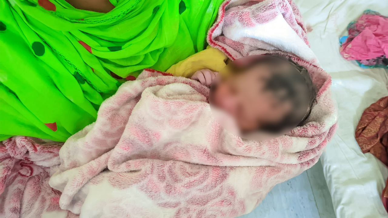নার্স-চিকিৎসকের সহযোগিতায় একটি ফুটফুটে কন্যা সন্তানের জন্ম দেন ওই নারী। ছবি : কালবেলা