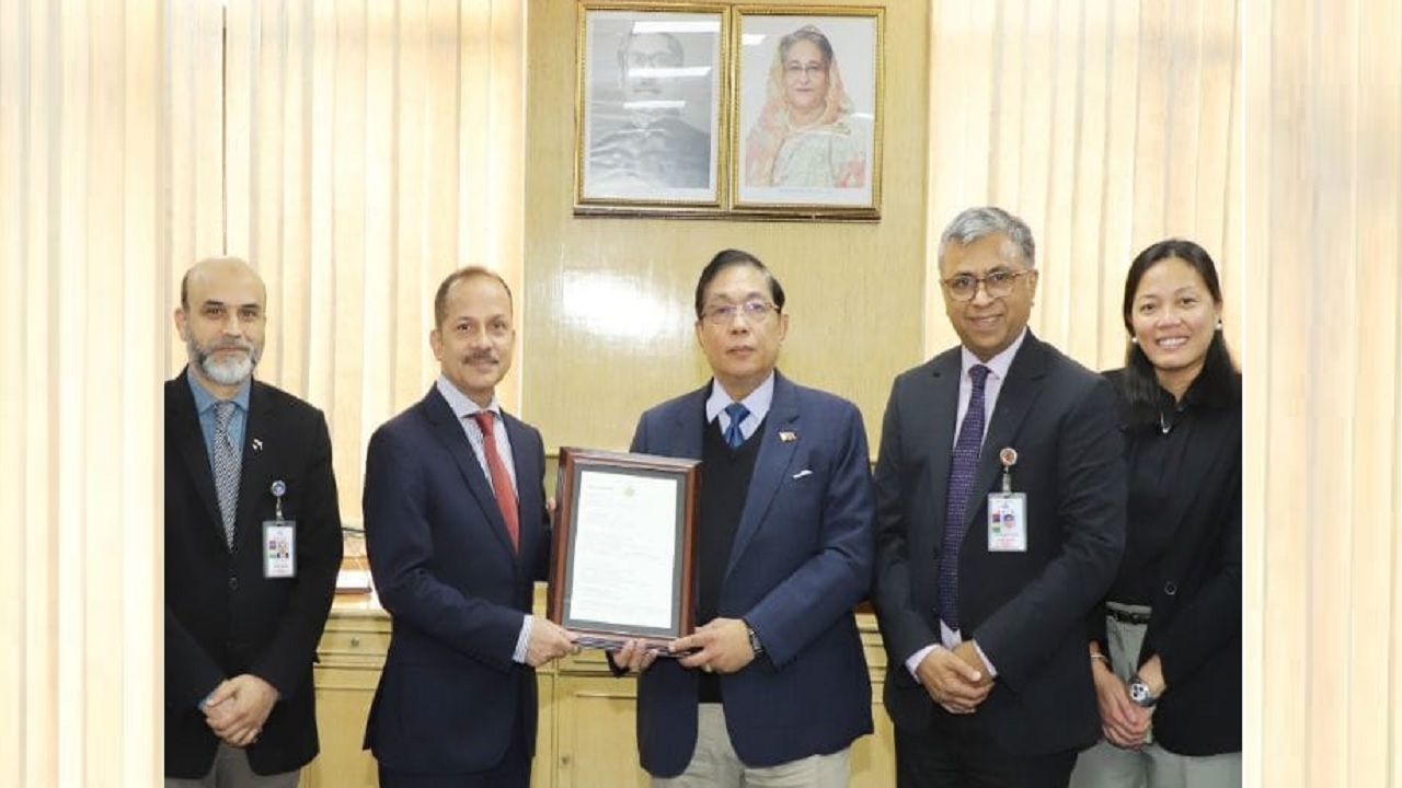 বিমান বাংলাদেশ এয়ারলাইন্সের ব্যবস্থাপনা পরিচালকের সঙ্গে সৌজন্য সাক্ষাৎ করেছেন ফিলিপাইনের রাষ্ট্রদূত। ছবি : সংগৃহীত