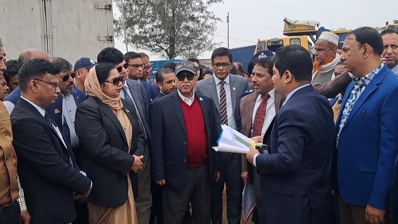 ভোলায় সার কারখানা স্থাপনের সম্ভাব্য স্থান পরিদর্শন শেষে শিল্পমন্ত্রী নূরুল মজিদ মাহমুদ হুমায়ুন। ছবি : কালবেলা