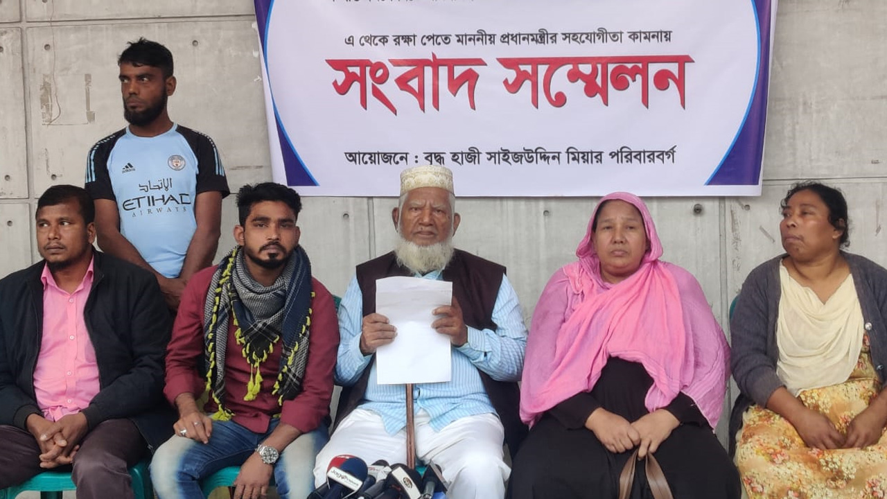 সংবাদ সম্মেলন করেন ভুক্তভোগী বাবা হাজী সাইজউদ্দিন। ছবি : কালবেলা