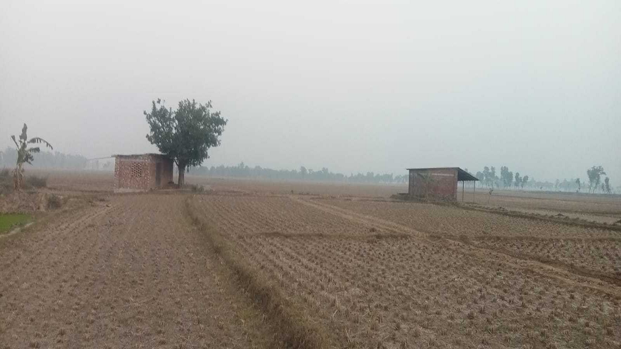 মাঠের মাঝে গভীর নলকূপ। ছবি : কালবেলা