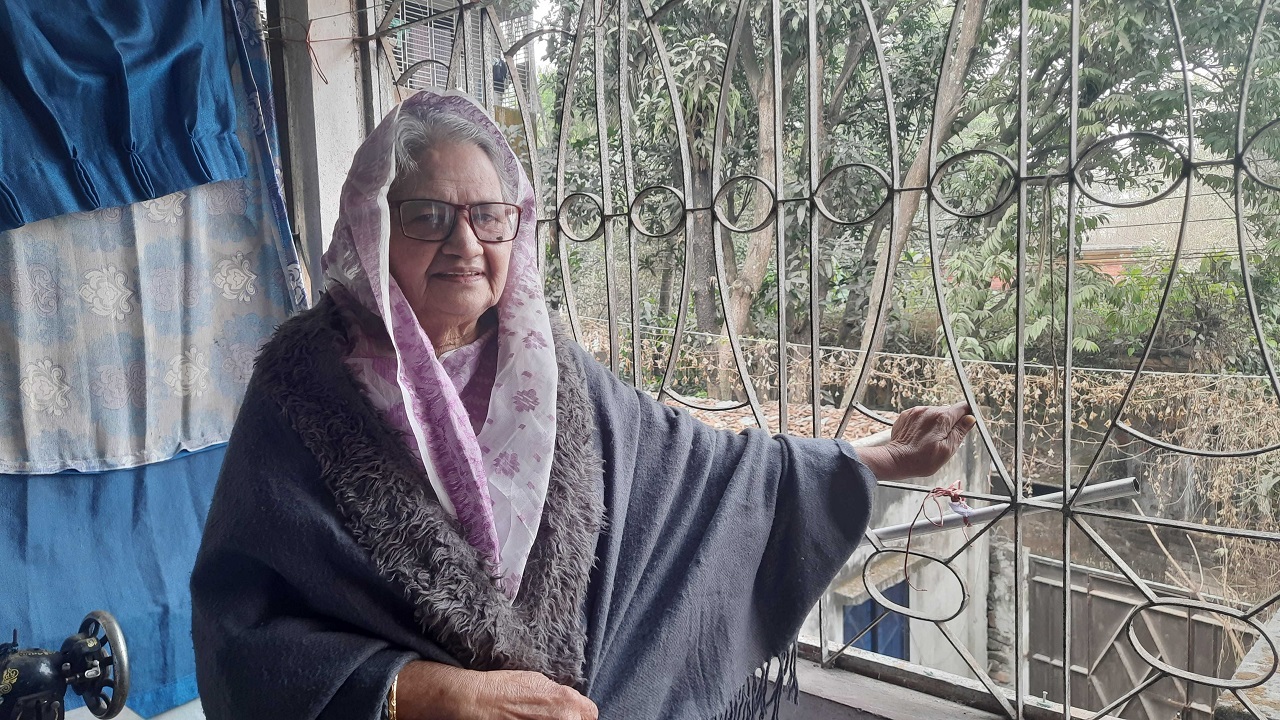 নিজ বাড়িতে প্রয়াত ভাষাসৈনিক কৃষি বিজ্ঞানী ড. ভুইয়া নুরুল ইসলামের স্ত্রী ও বিদ্যাময়ী সরকারি বালিকা উচ্চ বিদ্যালয়ের সাবেক প্রধান শিক্ষক নার্গিস আনার বেগম। ছবি : কালবেলা