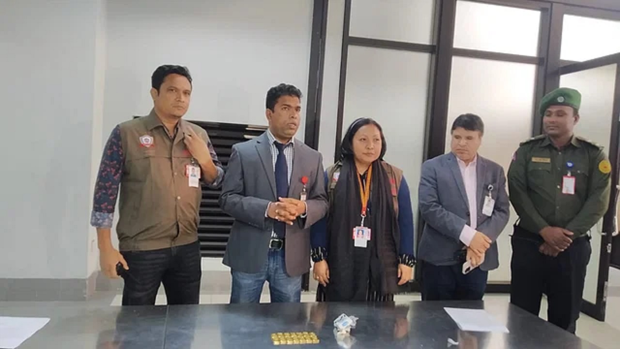 সিগারেটের প্যাকেট থেকে স্বর্ণের বার উদ্ধার করল এনএসআই ও শুল্ক গোয়েন্দা বিভাগ। ছবি : কালবেলা