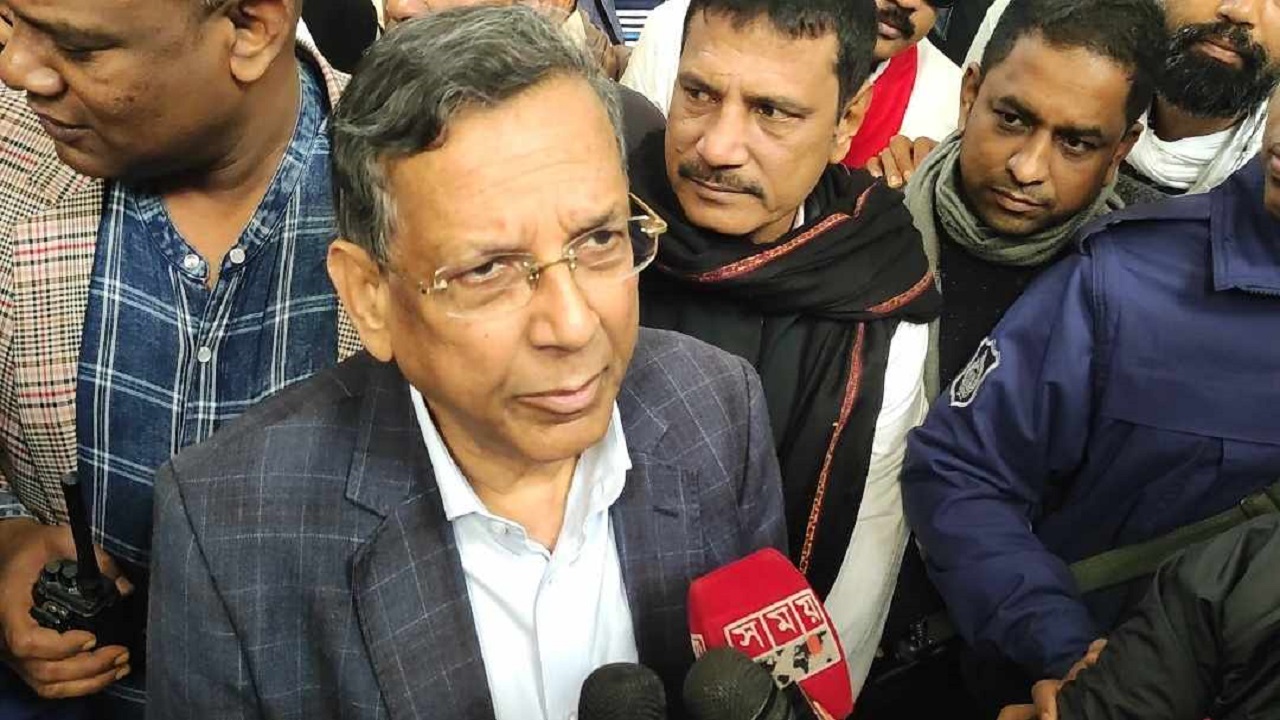 আখাউড়া রেলওয়ে স্টেশনে কথা বলছেন আইনমন্ত্রী অ্যাডভোকেট আনিসুল হক। ছবি : কালবেলা