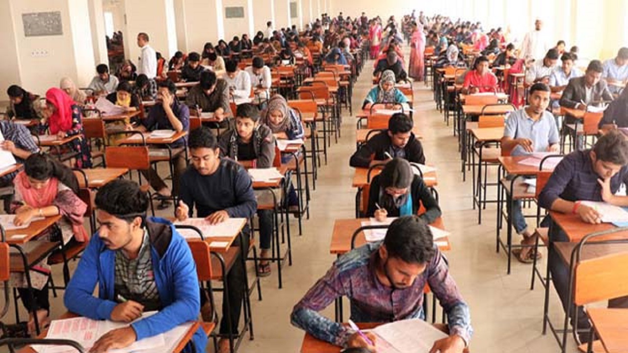 ভর্তি পরীক্ষা দিচ্ছেন শিক্ষার্থীরা। ছবি : সংগৃহীত