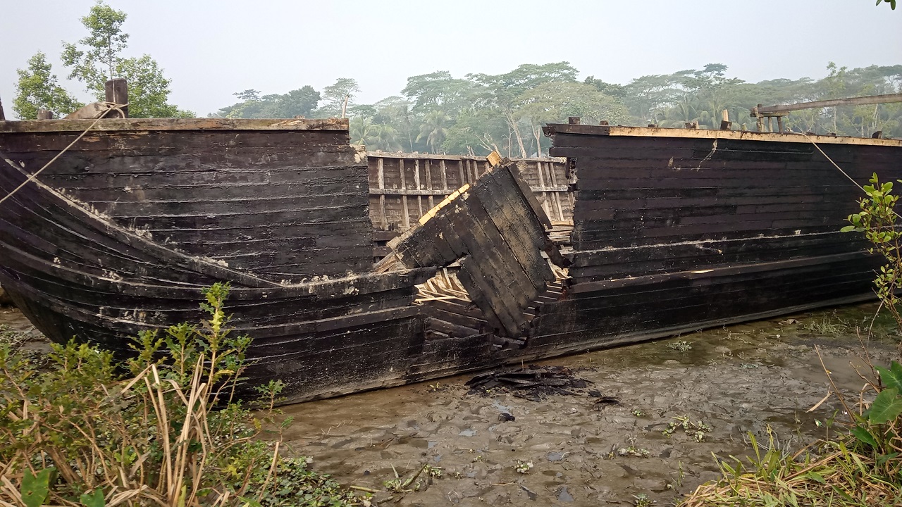 দুর্বৃত্তের আগুনে পুড়ে যাওয়া নৌকা। ছবি : কালবেলা