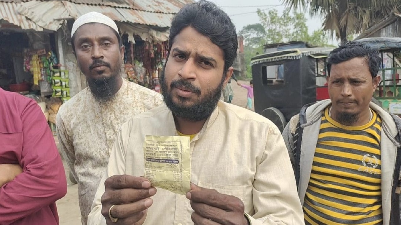 প্রকাশ্যে চলছে পৌর টোল আদায়। ছবি : কালবেলা