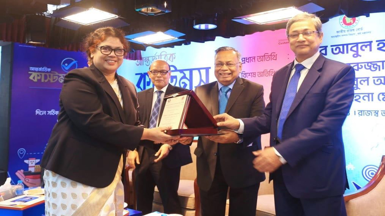 অর্থমন্ত্রী আবুল হাসান মাহমুদ আলীর নিকট থেকে ‘সার্টিফিকেট অব মেরিট’ সম্মাননা গ্রহণ করেন কৃষিসচিব ওয়াহিদা আক্তার।