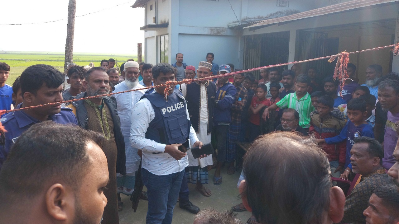পরিস্থিতি নিয়ন্ত্রণে পুলিশ। ছবি : কালবেলা
