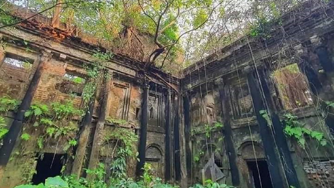 ঐতিহ্য বহন করা সেই জমিদার বাড়িগুলো যেন ভূতুড়ে বাড়ি। ছবি : কালবেলা