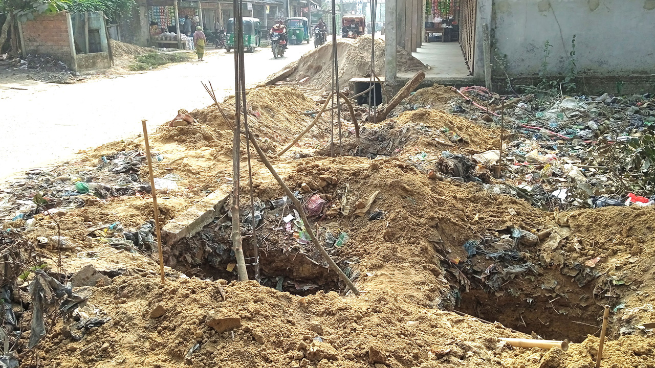 শাহবাজপুর স্কুল অ্যান্ড কলেজ কর্তৃপক্ষ দোকান নির্মাণের কাজ করছে। ছবি : কালবেলা