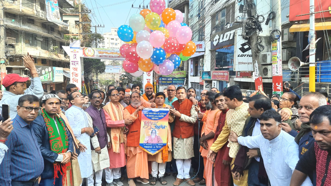 স্বামী জ্যোতিশ্বরানন্দ গিরি মহারাজের ১১৫তম আবির্ভাব উৎসবে অতিথিরা। ছবি : কালবেলা