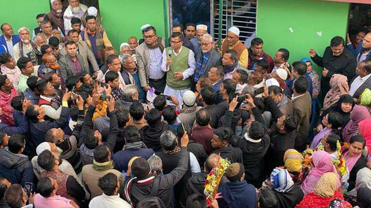 শুক্রবার বিকেলে শরীয়তপুরের সখিপুরে দলীয় নেতাকর্মীদের সঙ্গে শুভেচ্ছা বিনিময় করেন এনামুল হক শামীম এমপি। ছবি : কালবেলা