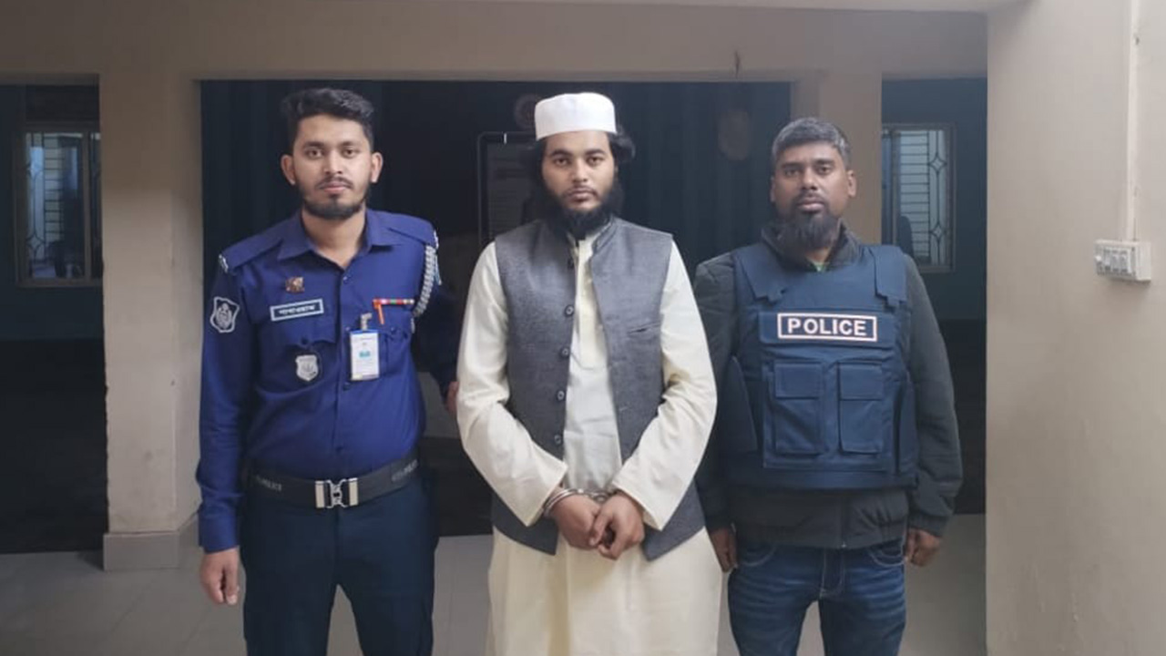 শিশু ছাত্রকে যৌন নির্যাতনের অভিযোগে গ্রেপ্তার হওয়া শিক্ষক সাইফুল ইসলাম। ছবি : কালবেলা