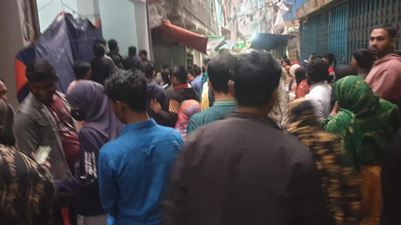 মরদেহ দেখতে এলাকাবাসীর ভিড়। ছবি : সংগৃহীত