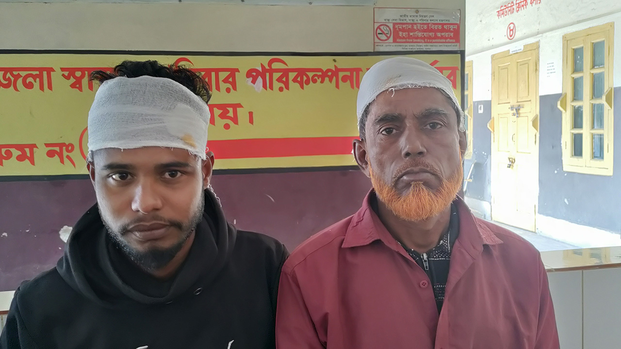 হামলার শিকারে আহতরা ঝিকরগাছা উপজেলা স্বাস্থ্য কমপ্লেক্সে চিকিৎসা নেন। ছবি : কালবেলা