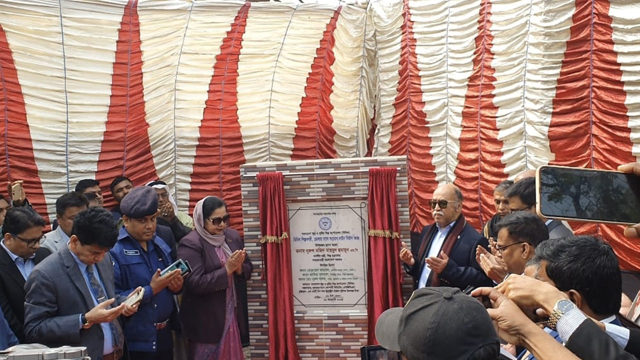 ভোলায় বিসিক শিল্পনগরীতে গ্যাস সংযোগ লাইন নির্মাণকাজের উদ্বোধন করেন শিল্পমন্ত্রী নুরুল মজিদ মাহামুদ হুমায়ুন। ছবি : কালবেলা