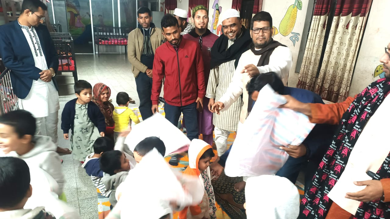 আজিমপুরে এতিম শিশুদের মাঝে শীতবস্ত্র বিতরণ করেছে ইউট্যাব। ছবি : কালবেলা