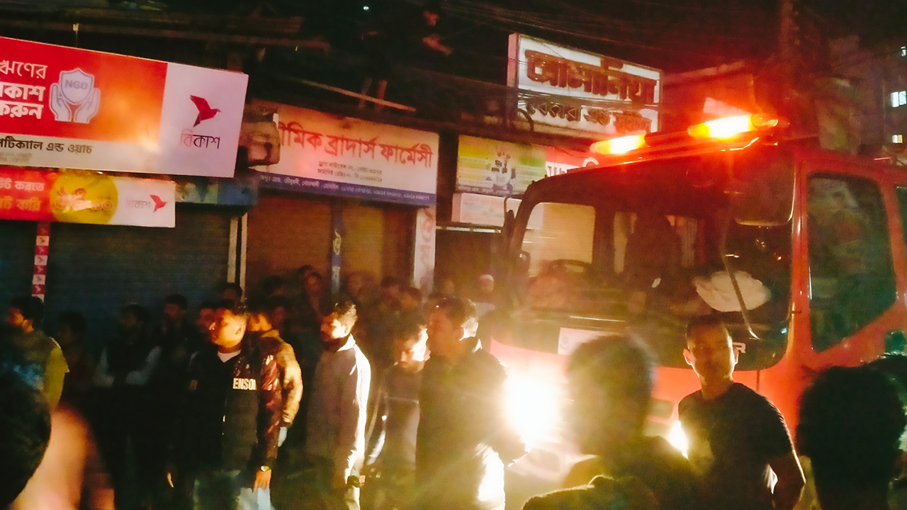নোয়াখালীর বেগমগঞ্জের চৌমুহনী বাজারের রেলগেট এলাকার আজিজ মার্কেটে শুক্রবার সন্ধ্যা সোয়া ৬টার দিকে অগ্নিকাণ্ডের ঘটনা ঘটে। ছবি : কালবেলা