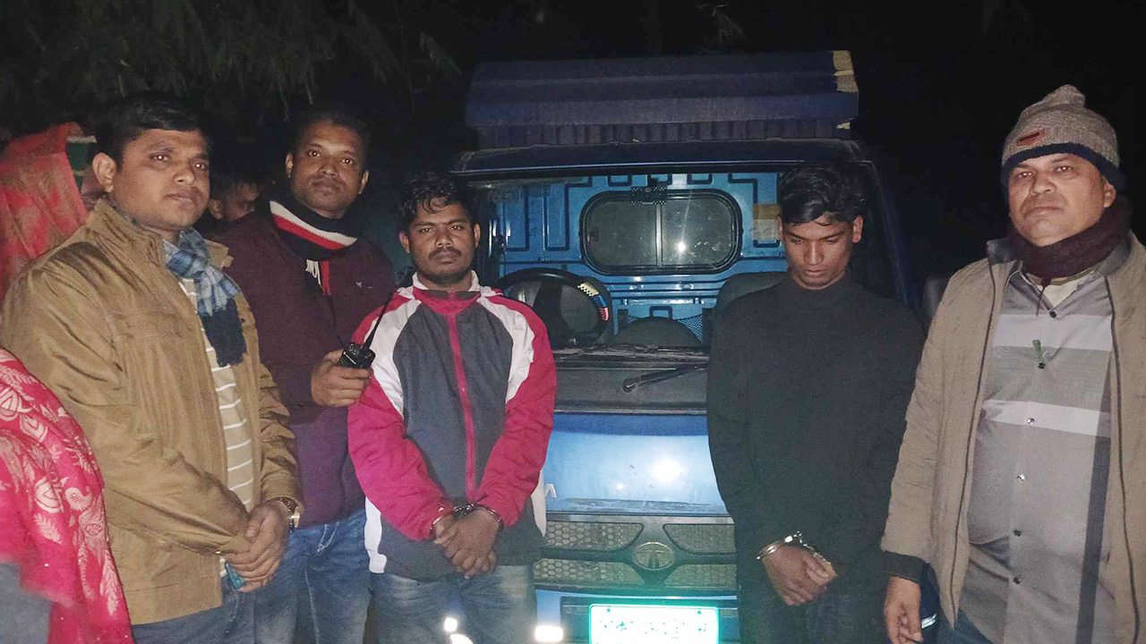 কুমিল্লার দেবিদ্বারে দুটি চোরাই কাভার্ডভ্যানসহ চোরাকারবারিদের গ্রেপ্তার করে দেবিদ্বার থানা পুলিশ। ছবি : কালবেলা